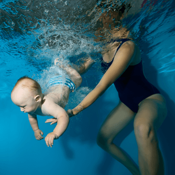 babyschwimmen-baby-unter-wasser