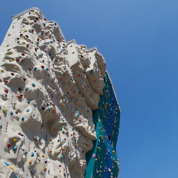 Kletterwand-aussen-350x350 happyland-schwimmbad-wasserfall