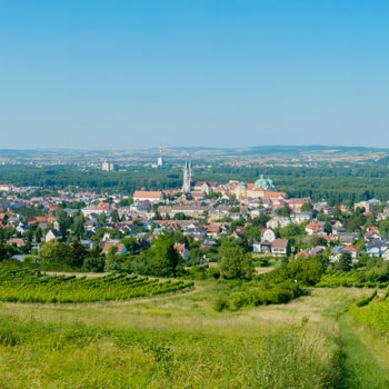 maedchen-lernt-schwimmen-schwimmnudel