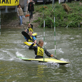 frau-schwimmt-bahnen