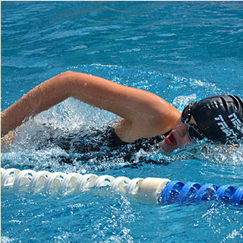 maedchen-lernt-schwimmen-schwimmnudel